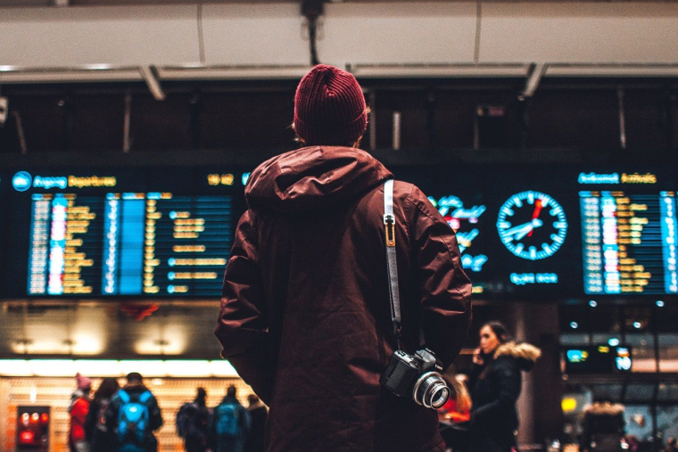 Grâce à des associations et structures spécialisées, les voyageurs peuvent surmonter gratuitement les désagréments de leurs séjours, qu'il s'agisse d'hôtels non conformes, de bagages égarés ou de vols annulés. (Crédits: Unsplash - Erik Odiin)