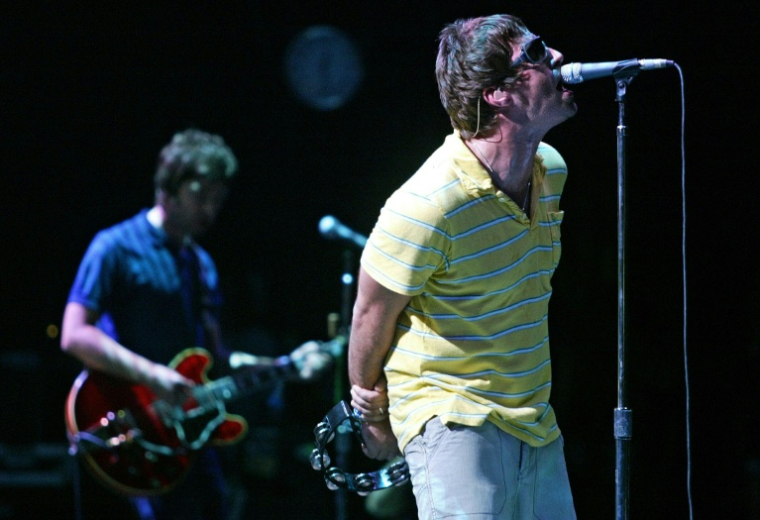 Les frères Liam (d) et Noel Gallagher lors d'un concert d'Oasis à Benicasim en Espagne, le 7 août 2005 ( AFP / JOSE JORDAN )