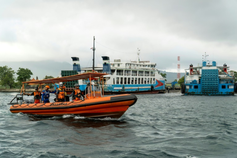 Les sauveteurs recherchent les victimes disparues après le naufrage d'un ferry dans les eaux au large de Bali en Indonésie, le 4 juillet 2025 ( AFP / Dicky Bisinglasi )