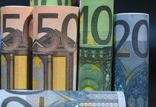 Partout dans le monde, la dématérialisation de la monnaie gagne du terrain. Entre 2014 et 2015, le volume mondial des transactions sans espèces a progressé de 11,2% pour atteindre le chiffre de 433 milliards d'opérations. (crédit : Adobe Stock)