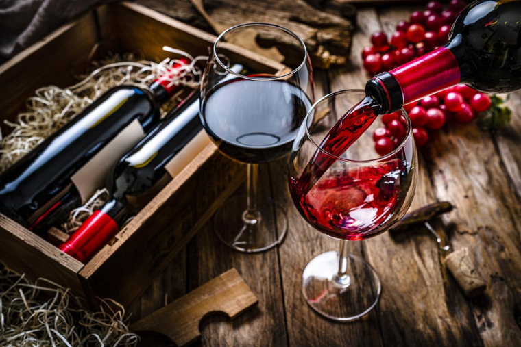 Il est possible de vous abonner à des box de vins pour recevoir directement chez vous plusieurs bouteilles selon un thème particulier. ( crédit photo : Getty Images )