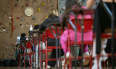 Des élèves pendant l'épreuve de philosophie du baccalauréat au lycée Michel de Montaigne à Mulhouse, dans l'est de la France, le 16 juin 2025 ( AFP / SEBASTIEN BOZON )