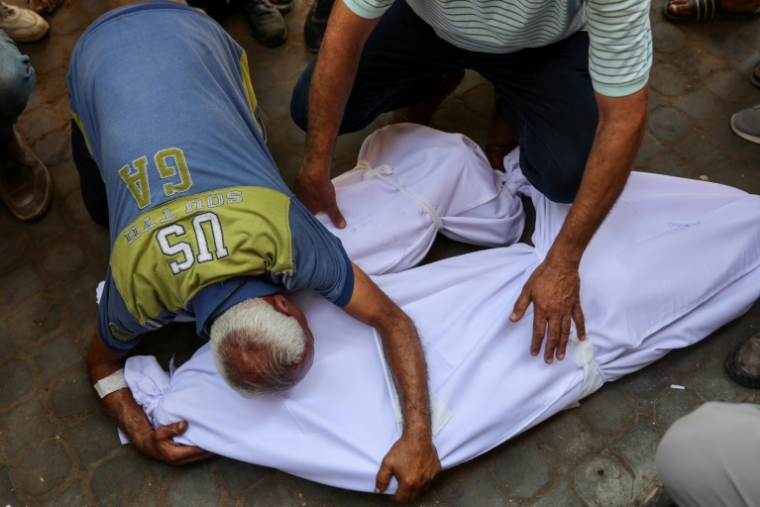 Des hommes pleurent la mort de leurs proches à l'hôpital al-Chifa de la ville de Gaza, le 3 juillet 2025 ( AFP / Omar AL-QATTAA )