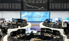 Le graphique de l'indice boursier allemand DAX est affiché à la bourse de Francfort, en Allemagne.