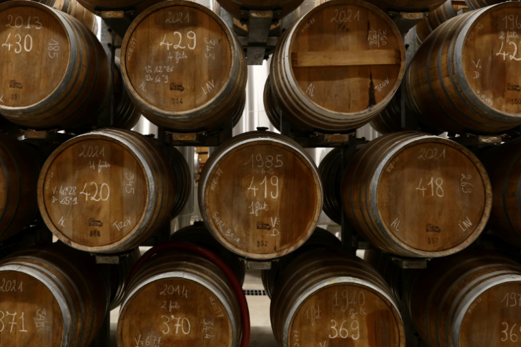 Des fûts de cognac dans la cave d'un producteur à Jarnac-Champagne, en Charente-Maritime, le 20 mars 2025 ( AFP / ROMAIN PERROCHEAU )