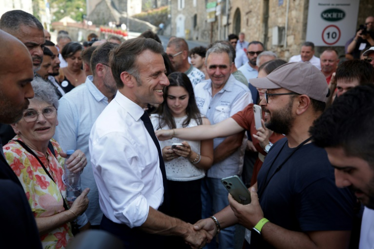 Le président de la République Emmanuel Macron, au centre, lors de son déplacement à Roquefort-sur-Soulzon, dans l'Aveyron, le 3 juillet 2025 ( POOL / Valentine CHAPUIS )