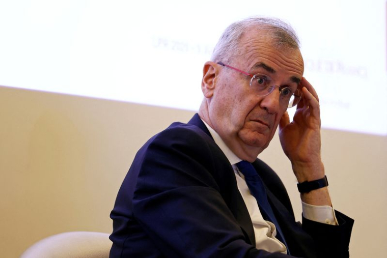 Le gouverneur de la banque centrale française, M. Villeroy de Galhau, donne une conférence de presse sur l'état de l'économie