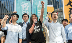 Les militants pro-démocratie Joshua Wong, Avery Ng, Leung Kwok-hung et Nathan Law (de gauche à droite) à Hong Kong le 30 juin 2017 ( AFP / Jayne Russell )