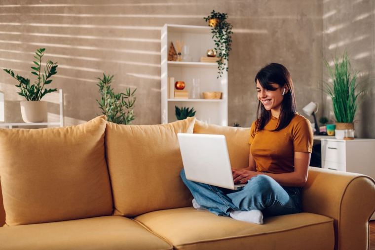 (Crédits photo : Adobe Stock - Jeune femme se réjouissant de trouver une remplaçante en sous-location dans son logement)