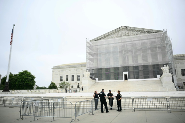 Des policiers en faction devant la Cour suprême américaine,  le 27 juin 2025 à Washington ( AFP / Mandel NGAN )
