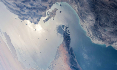 Vue du détroit d'Ormuz séparant l'Iran (en haut) des Émirats arabes unis et d'Oman (en bas), 8 avril 2021, depuis la Station spatiale internationale ( NASA / - )