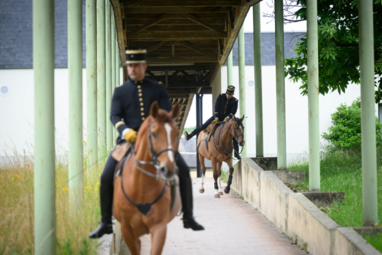 Des écuyers du Cadre Noir de Saumur quittent les écuries pour un spectacle matinal, le 5 juin 2025 dans le Maine-et-Loire ( AFP / Loic VENANCE )