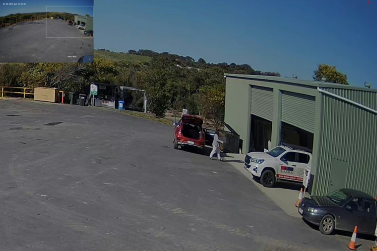 Image diffusée par la Cour suprême de Victoria, le 7 juillet 2025, tirée d'une vidéo de caméra de télévision en circuit fermé (CCTV)(CCTV) montrant l'Australienne Erin Patterson se débarrassant d'un déshydrateur alimentaire utilisé pour préparer des champignons toxiques à Koonwarra, le 2 août 2023 ( Cour suprême de Victoria / Handout )