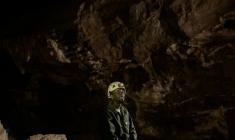 Le géologue sud-africain Tebogo Makhubela dans la grotte de Rising Star en Afrique du Sud le 26 juin 2024 ( AFP / MARCO LONGARI )