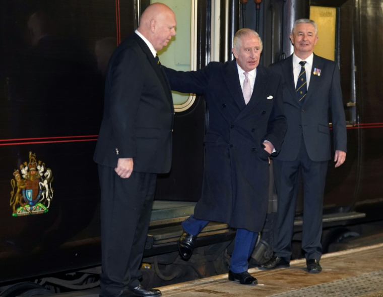 Le roi Charles III sort du train royal, le 20 janvier 2023 à la gare Victoria de Manchester (Royaume-Uni) ( POOL / Owen Humphreys )