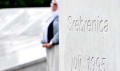 Une inscription "Srebrenica juillet 1995"  au cimetière commémoratif de Srebrenica-Potocari, le 16 mai 2024 ( AFP / ELVIS BARUKCIC )