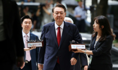 L'ancien président sud-coréen Yoon Suk Yeol (c) arrive au tribunal pour une audience sur son placement en détention, le 9 juillet 2025 à Séoul ( POOL / KIM HONG-JI )