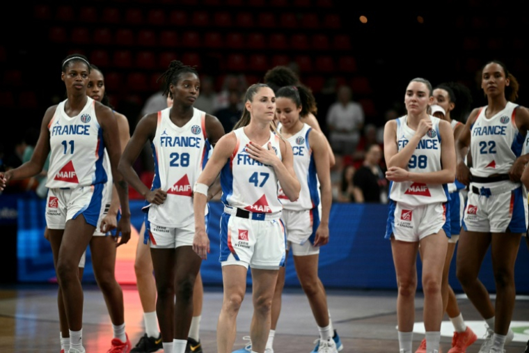 L'équipe de France féminine de basket après sa défaite en demi-finale de l'Euro contre l'Espagne au Pirée (Grèce) le 27 juin 2025 ( AFP / Angelos Tzortzinis )