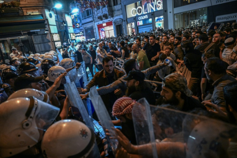 Affrontement entre manifestants et policiers à Istanbul, le 30 juin 2025 ( AFP / Ozan KOSE )