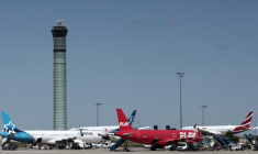 Des avions sur le tarmac de l'aéroport Roissy Charles-de-Gaulle près de Paris, pendant la grève des contrôleurs aériens français, le 3 juillet 2025 ( AFP / Thibaud MORITZ )