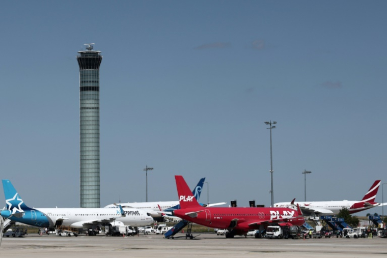 Des avions sur le tarmac de l'aéroport Roissy Charles-de-Gaulle près de Paris, pendant la grève des contrôleurs aériens français, le 3 juillet 2025 ( AFP / Thibaud MORITZ )