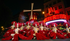 Les danseuses du Moulin Rouge se produisent sous les nouvelles ailes du cabaret parisien pour célébrer leur remise en service, à Paris, le 10 juillet 2025 ( AFP / Dimitar DILKOFF )