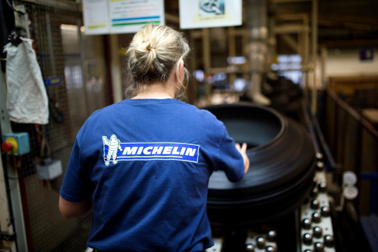 Une employée de l'usine Michelin de La Roche-sur-Yon (illustration) ( AFP / JEAN-SEBASTIEN EVRARD )